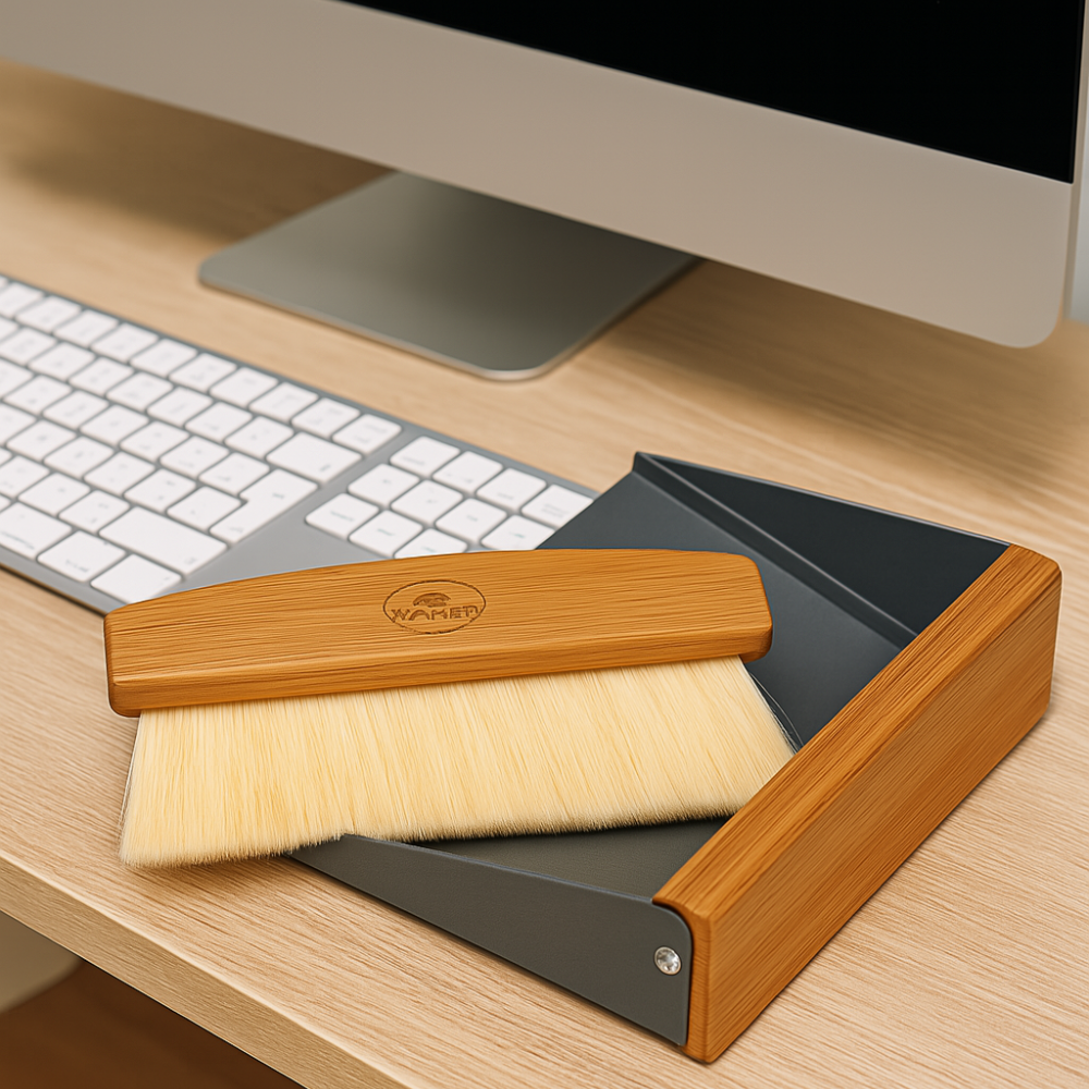CABANAZ - Luxe kruimelveger - Toetsenbordreiniger- metaal en bamboe, incl. magneet, TABLE SWEEPER